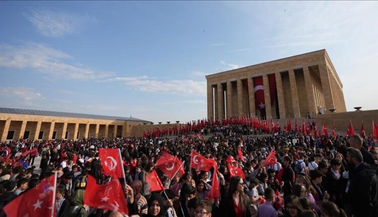 فعاليات في أنحاء تركيا احتفالًا بعيد السيادة الوطنية والطفولة