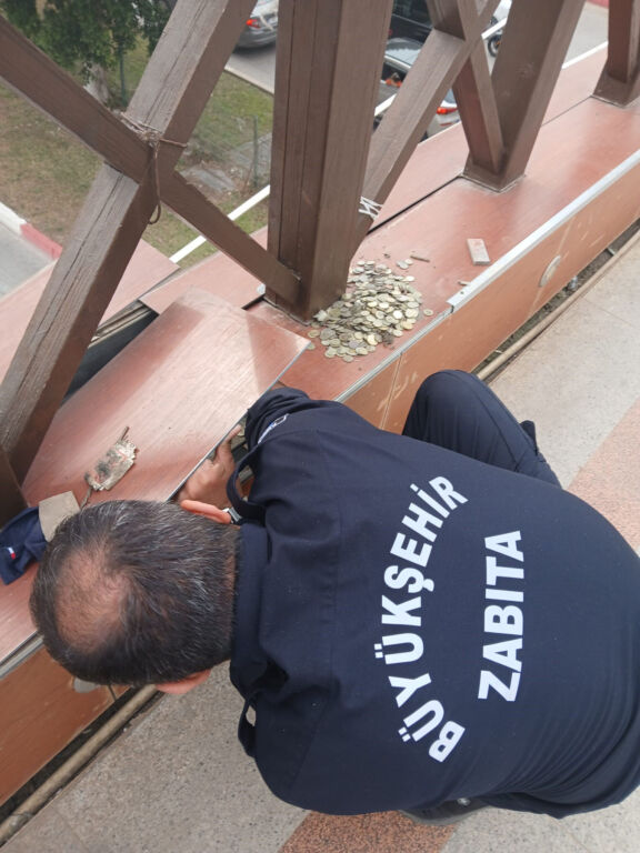 في أنطاليا التركية.. متسول يُخفي أموالًا من 15 دولة تحت الجسر! 8