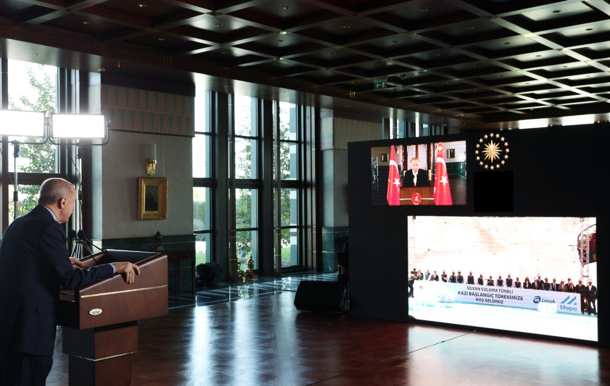 مشروع تركي سيُغيّر وجه المنطقة بالكامل.. بدء أعمال حفر نفق بعرض يسمح بمرور غواصة حربية