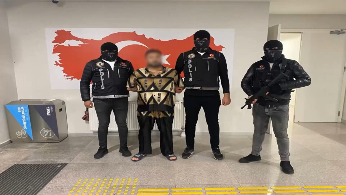 مطلوبون بالنشرة الحمراء في قبضة تركيا