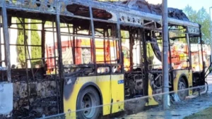 إسطنبول تشهد لحظات مرعبة: احتراق حافلة بالكامل وتحولها إلى رماد