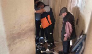 رجل مسنّ يُزعج جيرانه في إسطنبول.. والبلدية تُخلي منزله للمرة الرابعة!