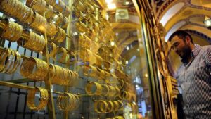 الذهب يخذل المستثمرين لأول مرة منذ أسابيع.. والبورصة تحتفل بالمكاسب