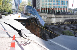 انهيار طريق في قلب إسطنبول