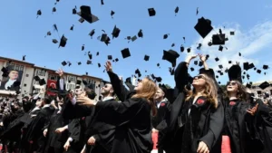 تراجع الرضا وتصاعد الهجرة.. ماذا تقول أرقام الشباب في تركيا؟