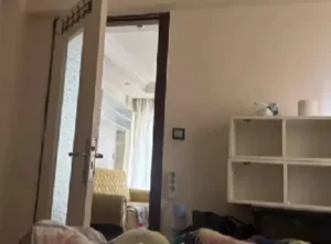 مستأجر يعثر على كاميرا خفية داخل مشترك كهربائي في شقة