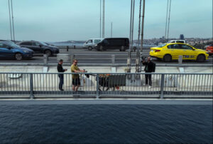 لحظة تاريخية على جسر شهداء 15 تموز في إسطنبول