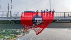 أوزيل من البوسفور يدعم إمام أوغلو.. ولافتة تشعل الجسر! 1