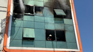 قفزا من الطابق الخامس… ما الذي اشتعل داخل مركز تجاري في أضنة؟