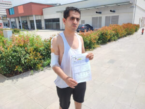 رعب "الكلاب الضالة " في أضنة! شاب مكسور الذراع ينجو من هجوم مروع 1