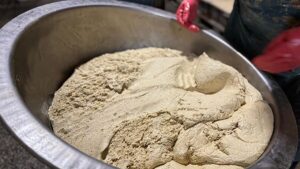 من القدور إلى المجاديف.. عائلة تركية تصنع الحلاوة بأدوات الجد منذ 80 عامًا