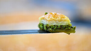 من غازي عنتاب إلى العالم… الطلبات تنهال وصانعو البقلاوة في سباق مع الوقت قبل العيد!