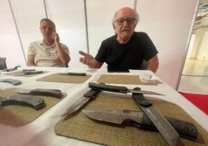 تركي يبيع سكينًا بـ1300 دولار ويأسر ألمانيا بحرفته النادرة