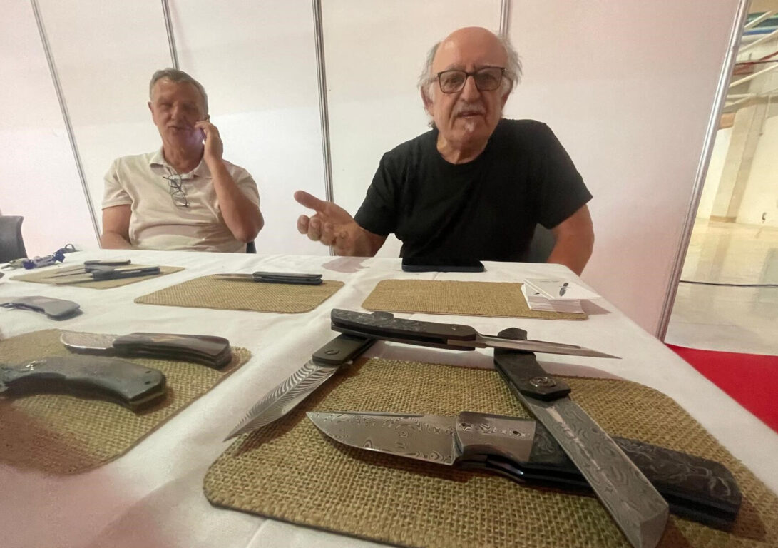 تركي يبيع سكينًا بـ1300 دولار ويأسر ألمانيا بحرفته النادرة 25