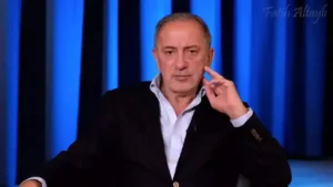 لافتة تُظهر فاتح ألطايلي مرسومًا على هيئة كلب أمام منزله في إسطنبول.