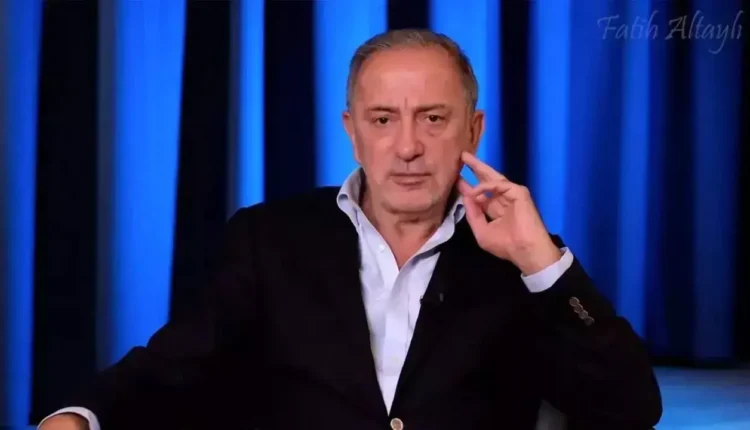 لافتة تُظهر فاتح ألطايلي مرسومًا على هيئة كلب أمام منزله في إسطنبول.