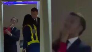 زوجة الرئيس الفرنسي “تصفعه”.. ومواقع التواصل تشتعل والإليزيه يرد مضطرًا.. شاهد الفيديو