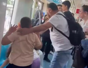 المصاب دنيز إروغلو يكشف تفاصيل الاعتداء في محطة مرمراي أمام أطفاله (فيديو)