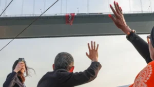 أوزيل من البوسفور يدعم إمام أوغلو.. ولافتة تشعل الجسر!