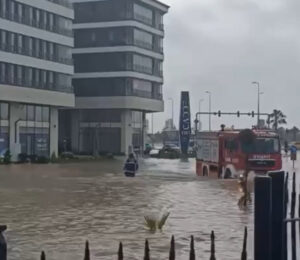 مياه الأمطار تتحول إلى فيضانات في هذه الولاية التركية! 19