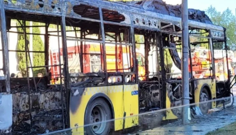 إسطنبول تشهد لحظات مرعبة: احتراق حافلة بالكامل وتحولها إلى رماد
