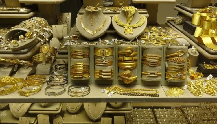 خبراء يحذرون: لا تفرّطوا في الذهب.. الأسعار مرشحة للارتفاع