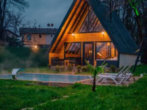 الشرطة التركية تُفكك شبكة احتيال إلكتروني استهدفت السياح عبر “أكواخ وهمية”