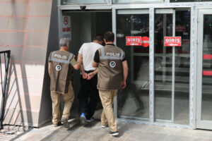 مشهد قاسٍ في شارع تركي يشعل الغضب