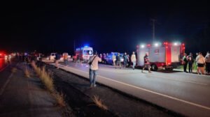 تصادم مروّع في ولاية سكاريا.. دراجة نارية تنقسم إلى نصفين وأخرى تشتعل!