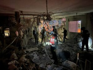 محلل إسرائيلي: إيران تضرب بدقة غير مسبوقة.. والجيش لا يستطيع المواجهة!