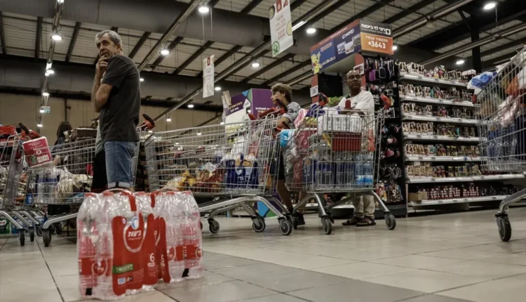 الإسرائيليون يُفرغون رفوف المتاجر 15