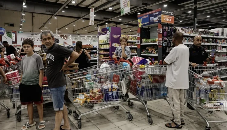 الإسرائيليون يُفرغون رفوف المتاجر 17