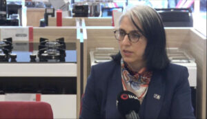 من معلمة رياض أطفال إلى سيدة أعمال ونجمة على السوشيال ميديا... أوزنور تحمل 100 كيلوغرام دون أن تشتكي! 7