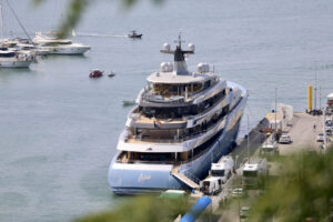 يضم 25 موظفا ويبلغ ارتفاعه 4 طوابق.. اليخت الفاخر العملاق يرسي في فتحية