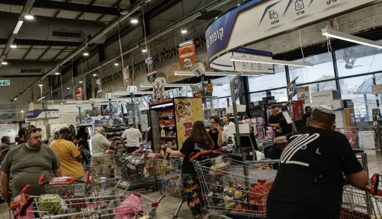 الإسرائيليون يُفرغون رفوف المتاجر 19