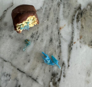 جسم غريب في شوكولاتة "دبي" كاد يودي بحياة طفلة في ديار بكر 3