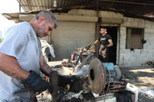 3 أيام من اللهب.. كيّ رؤوس وأرجل المواشي بـ4000 ليرة يوميًا في أضنة!