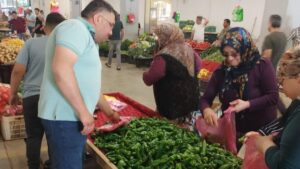 فلفل “إيمجيللي” يزين الأسواق قبيل عيد الأضحى في تركيا رغم سعره المرتفع