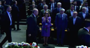 ما الذي جرى حتى غادر أردوغان القاعة فجأة وعاد بصمت لافت؟