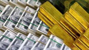 تقرير عالمي يبشّر حاملي الذهب: الطلب يرتفع والدولار يتراجع