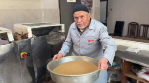 تركي متقاعد يعيد إحياء تراث عصر الخشخاش في أفيون قره حصار