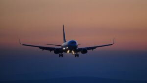 إيران تستأنف الرحلات شرقًا وجنوبًا وتُبقي مطارات رئيسية مغلقة