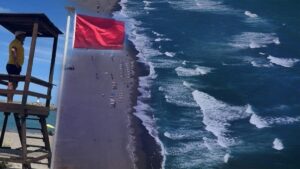 تحذيرات جوية صارمة تغلق الشواطئ في مدن تركية كبرى.. والبحر يبتلع روحًا في كوجالي