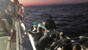 إنقاذ مهاجرين بينهم أطفال قبالة سواحل إزمير