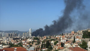 حريق هائل وانفجارات قرب مستشفى في إزمير.. إخلاء عاجل وبيان من وزارة الصحة