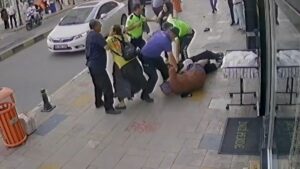 شجار مقزز في وضح النهار.. نساء يتشابكن بالأيدي وسط الشارع في كارابوك