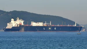 ناقلات تغير مسارها.. ما الذي يحدث في مضيق هرمز؟