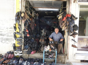 مهنة تحقق دخلاً يفوق الراتب الحكومي.. تعرف على سر نجاح حرفي تركي ماهر