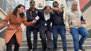 حاول قتل زملائه وهدد الطلاب بالسلاح.. تفاصيل صادمة عن معلم احتجز طلابه داخل الصف في إسطنبول