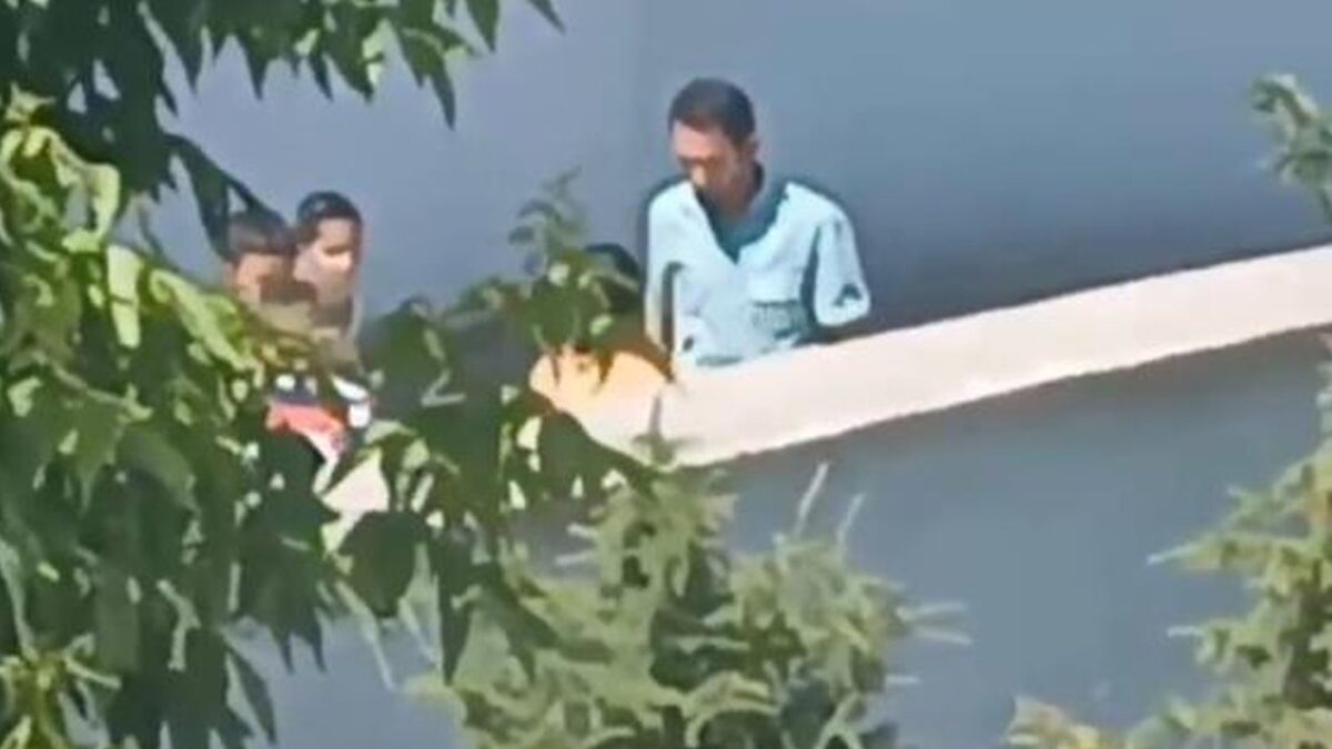 صفعة مُهينة لطفل داخل مدرسة ابتدائية تهز أفيون قره حصار! 9